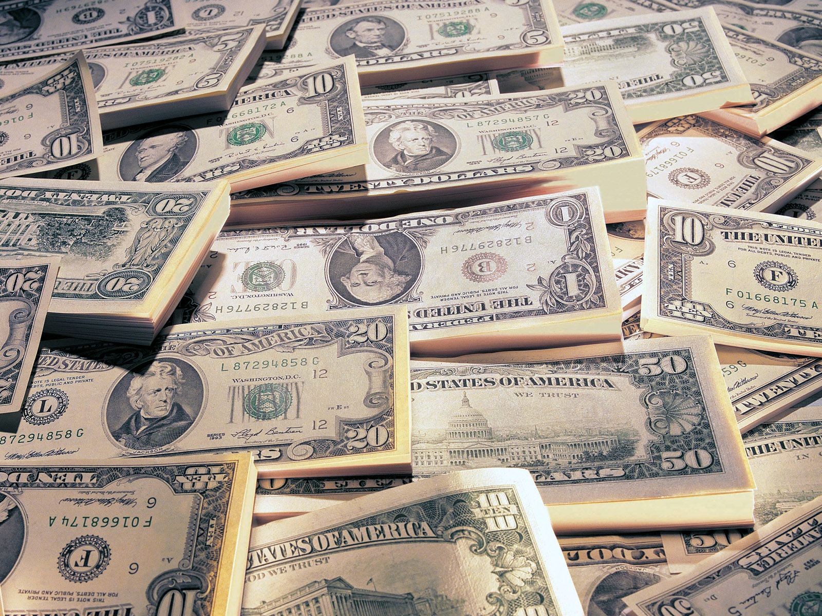 许许多多的美元钞票堆积在一起上面的富兰克林头像十分清晰商业金融素材设计