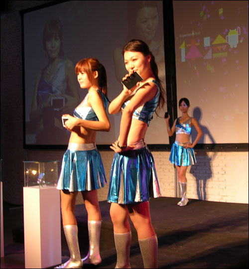 美女持机走秀