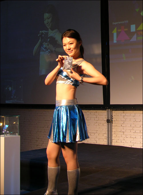 美女持机走秀