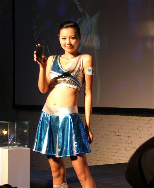 美女持机走秀