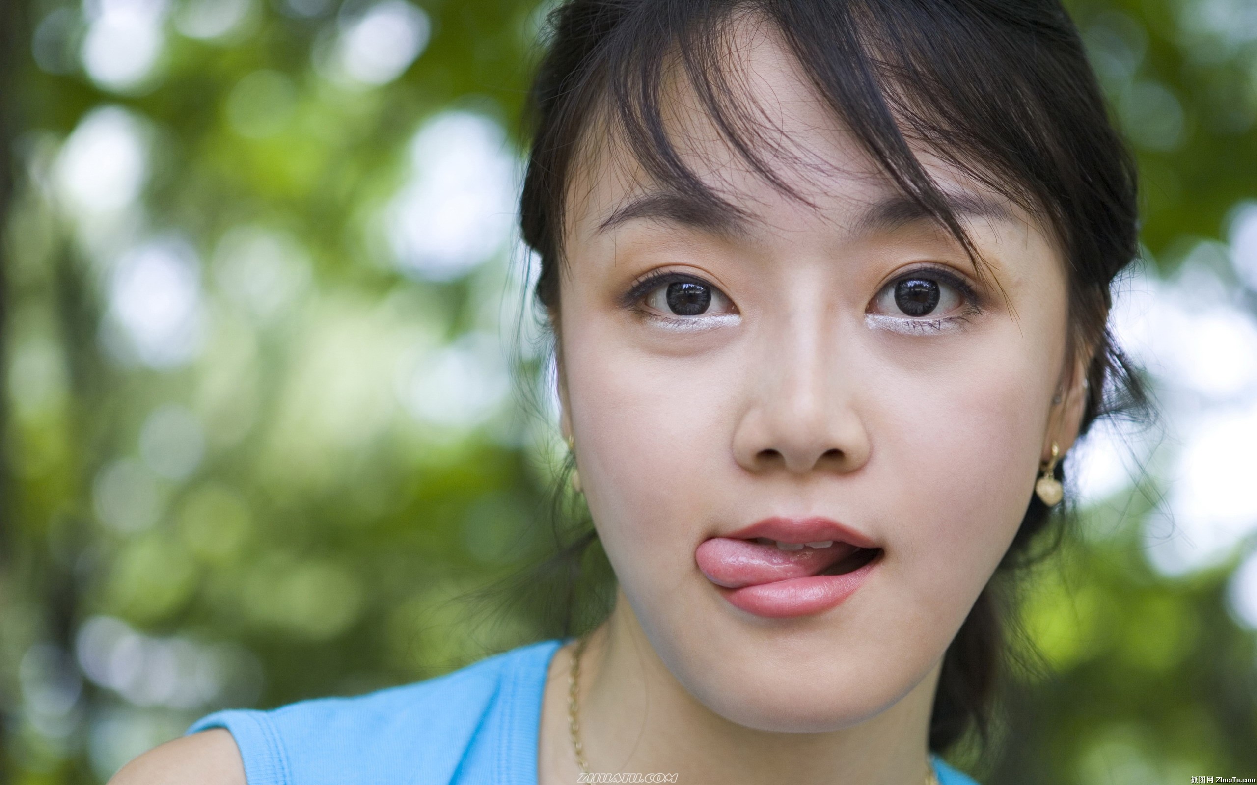 黄色背景中突显舌头的年轻有趣快乐的好心情女子自拍照片 库存图片. 图片 包括有 喜悦, 表达式, 质朴 - 232017609