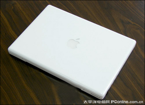 表里如一的纯白色机身,苹果标志性的logo赫然打在笔记本a面上,时尚